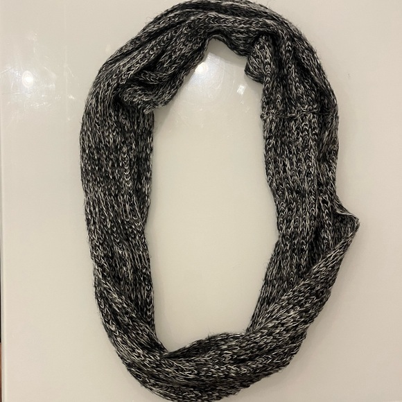 H&M Infinity Scarf - Picture 3 of 4